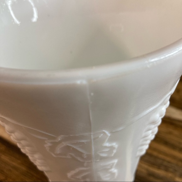 Milk Glass vase Harvest Grape pattern - Picture 4 of 12